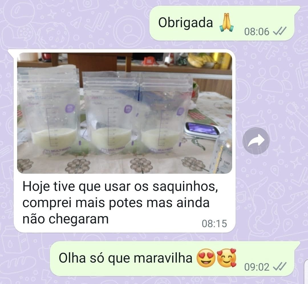 Mãe mostra três saquinhos de leite ordenhado