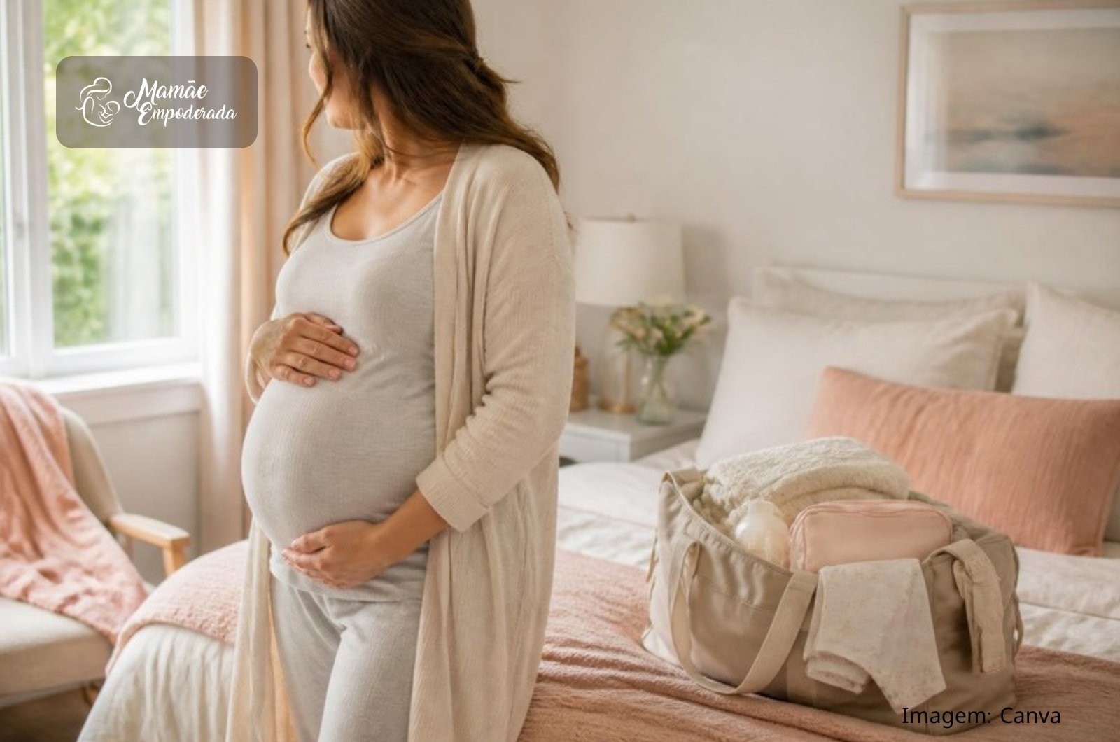 Gestante com as mãos na barriga e a mala da maternidade pronta